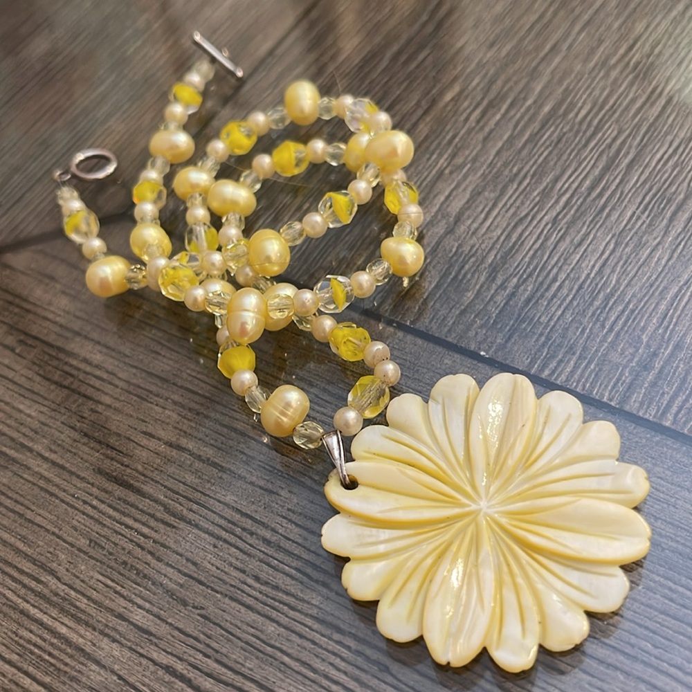 Vintage Yellow Carved Mother of Pearl Flower Pendant & Real Pearl Necklace - Picture 4 of 15